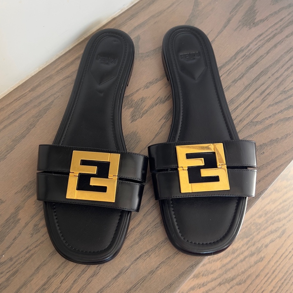 NWOB Fendi FFold Leather Flat Sandals in Black - Picture 2 of 6